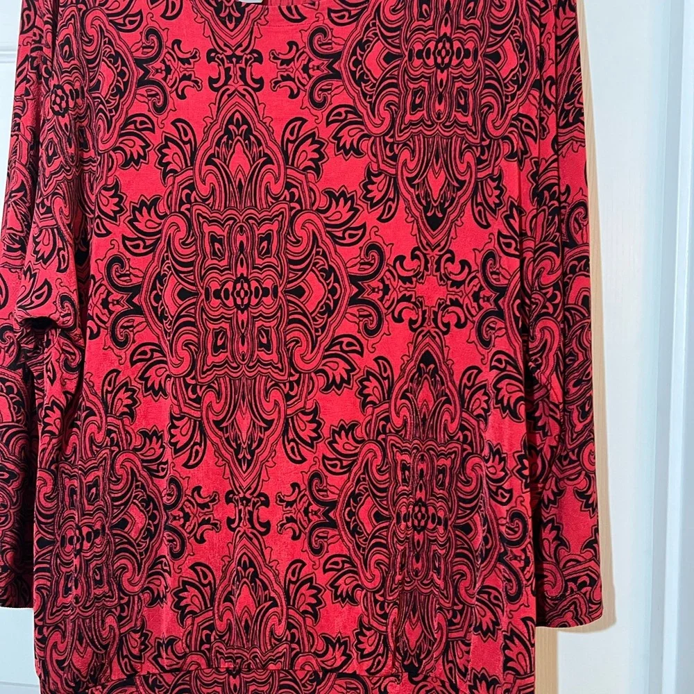 🦋 Elegant Red and Black Patterned Chicos travelers Long Sleeve Top size 2-large - Picture 3 of 5